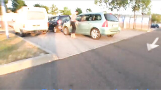 Fiatal anyuci a parkolóban dug