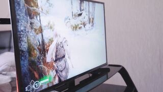Gamer csajszi konzolozás helyett kárót kap
