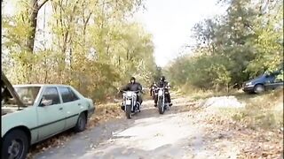 Világos Szőke hölgyeményt basznak meg a motoros pasik