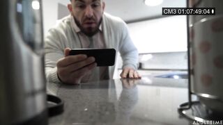 Az óriás cicis bejárónő megdöngetve