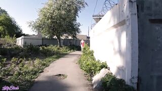 Tini csajszi lovagolja a pasi faszát