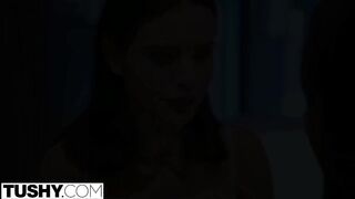 Lana Rhoades seggét egy néger hapsi bassza