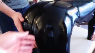 Latex ruhás anyukát hátsó bejáratba basznak