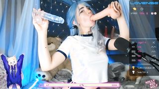 Tini kiscsaj két vibrátort szop