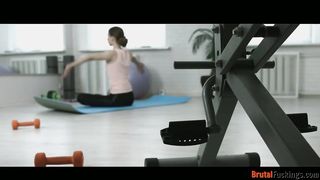 Jogázó tini bigét kúrel hátsó bejáratba az edő
