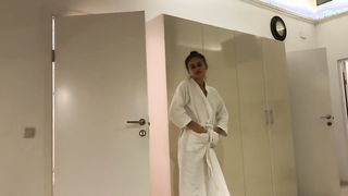 Orosz tini kicsike kiscsaj hátsó bejáratba kefélbe