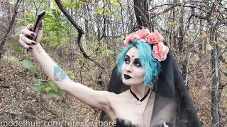Halloween Cosplayes hölgyemény hátsó bejáratba rakva