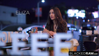 Eliza Ibarra élvezi a barna kárót