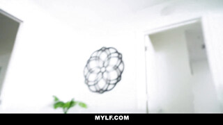 Mylf - Lilly Hall kézbe veszi a kárót