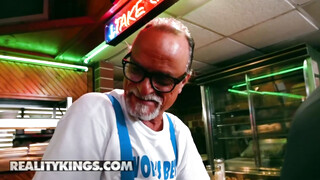 Reality Kings - Sadie Pop a kurva tini picsa