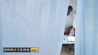 Brazzers - Bonnie Rotten hátsó kapujában az óriás dákó