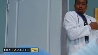 Brazzers - Nina Dee seggét a doktor döngeti