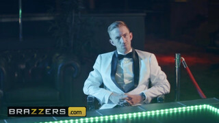 Brazzers - Blanche Bradburry hatalmas pélót kap a popójába