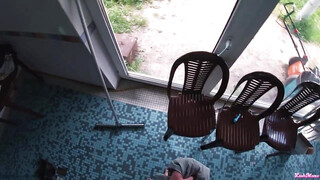 Tetovált orosz tini csajszi a medencénél dug