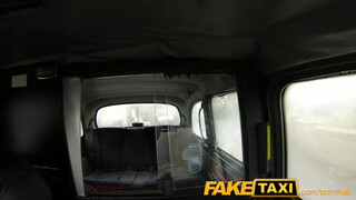 FakeTaxi - kitetovált picsa megdugva a hátsó ülésen