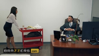 Brazzers - Ella Knox az óriás tőgyes latin amerikai nőci