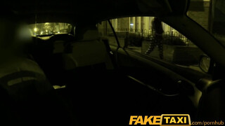 FakeTaxi - Olasz picsa a taxiban kúrel