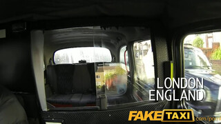 FakeTaxi világos szőke muffot nem nagyon zavarja az idősebb hímtag