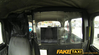 FakeTaxi kanos picsát meglepetés éri a hátsó ülésen