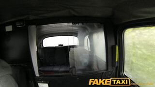 FakeTaxi félénk csaj extra pénzt szerez