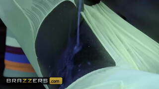 Brazzers - az ázsiai Kendra Spade jó hatalmas kárót talál