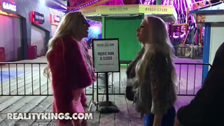 Reality Kings - Carmen Caliente & Kendra Sunderland letámadnak egy pasit