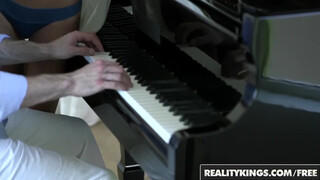 Reality Kings - a vékonyka pici tini szépen elélvez
