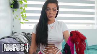 Mofos - Mj Fresh a gyönyörű méretes tőgyes tini