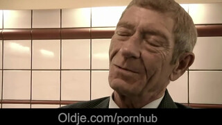 Magyar pornószínész kisasszony dug idős csávóval - Oldje