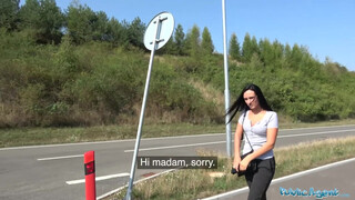 Méretes mellű tini csaj pénzért dug - Public Agent
