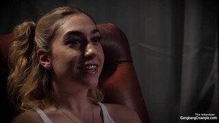 Orgia creampie - világos szőke picsa alig kap levegőt a faszoktól