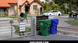 Nadia White fiatal csávóval közösül - Anal mom