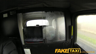 FakeTaxi - Világos Szőke hatalmas seggű picsa megdöngetve