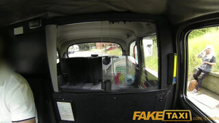 Faketaxi - szőrös pinájú milf csaj kúrel egyet