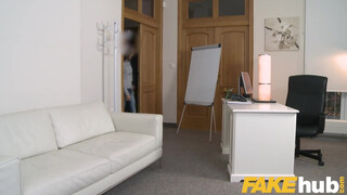Fake Agent - Lilu Moon imád a castingon kefélni