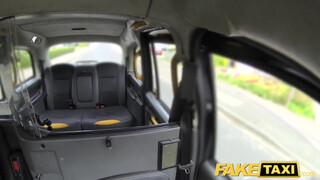 Fake Taxi - Hatalmas picsájú spanyol milf hátsó bejáratba kúrva