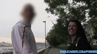 PublicAgent - Vivien Bell a fullos kokeró kiscsaj
