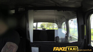 FakeTaxi - ártatlan pici tini hölgyemény és a vastag örömrúd