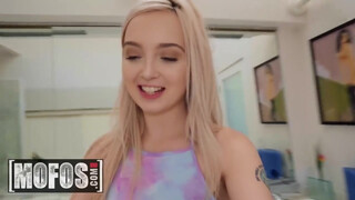 MOFOS - Lexi Lore keményen hátsó bejáratba tolva