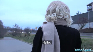 Public Agent - világos szőke csoki hölgyemény és a vastag hímtag