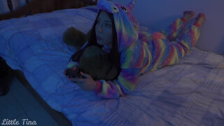 Gamer kolumbiai spiné hátsó bejáratba tolva
