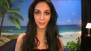 Mia Sanchez feldug egy méretes vibrátort