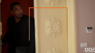 Anissa Kate a cerka kedvelő titkárnő