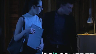 Rebecca Volpetti méretes kárót kap a popsijába