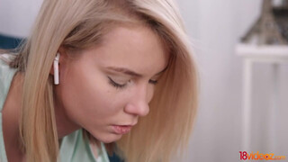18videoz - Polly White világos szőke tinicsaj hátsó bejáratba