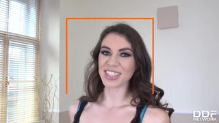 Tiffany Doll kettő pélót kap a popójába