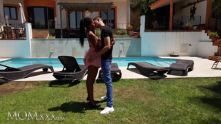 MOMxxx - Tina Fire a hatalmas tőgyes barna milf
