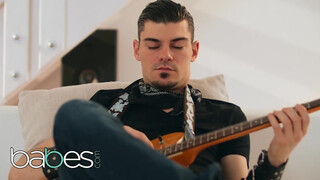 Babes - Mia Evans kefél a gitáros pasival