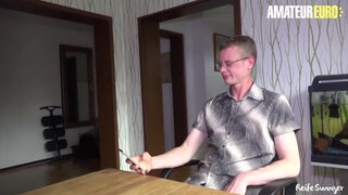 REIFESWINGER - Német milf fiatal manussal kefél