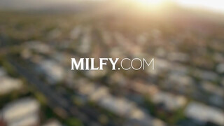 MILFY - Lauren Phillips az anál imádó asszony